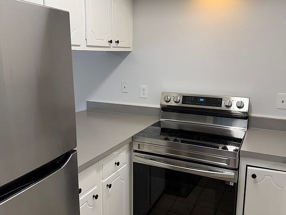 4th image of 890 Parkview Ave #28D