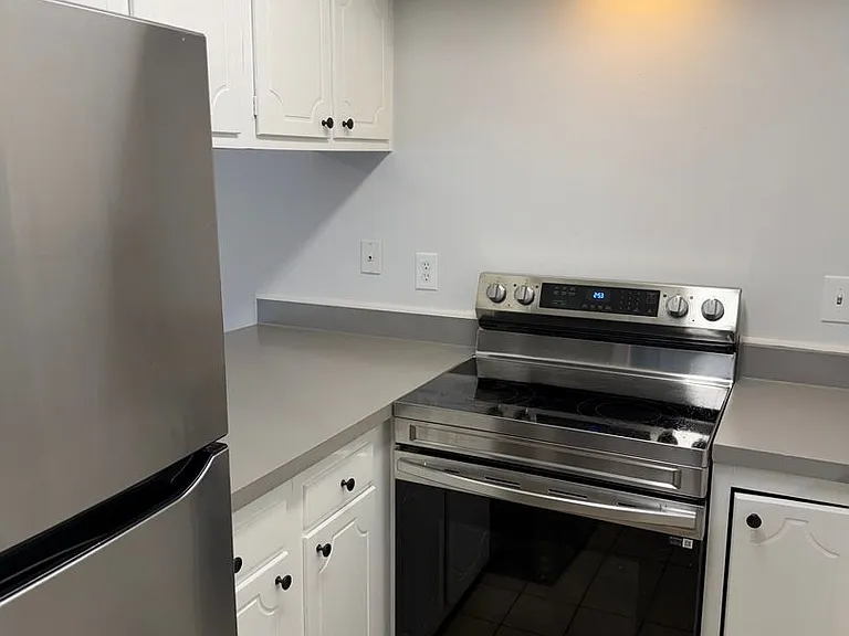 890 Parkview Ave — Photo 4