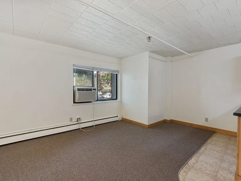 2125 W Kilbourn Ave — Photo 2