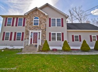 107 Kensington Dr, Bushkill, PA 18324