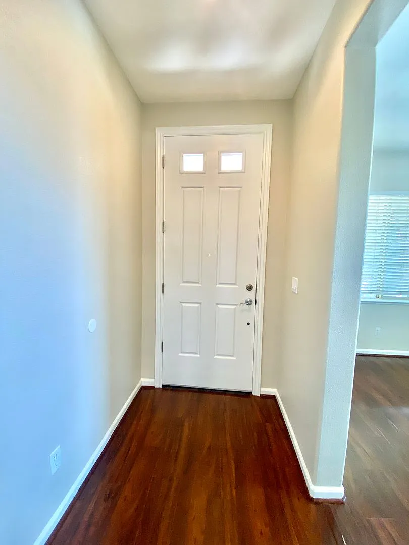 Spacious And Clean 2 Story, 4 Bed, 3 Bath, 2 Car Garage On Corner Lot — Photo 3