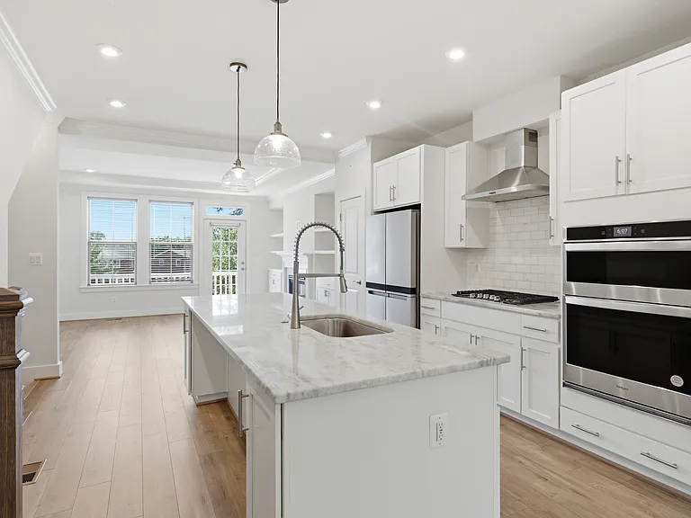 2252 S Glebe Rd — Photo 13