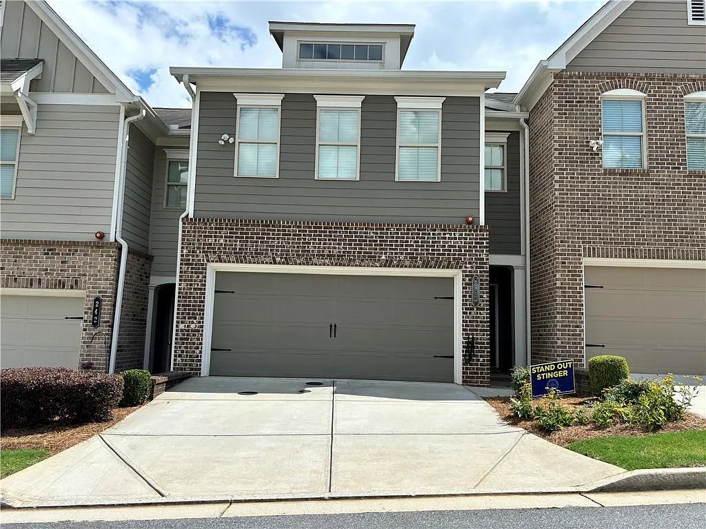 3 bed, 2.5 bath, 2088 sqft, $2,800 — Photo 1