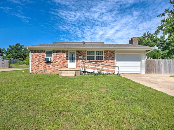 608 N 10th St, Rogers, AR 72756