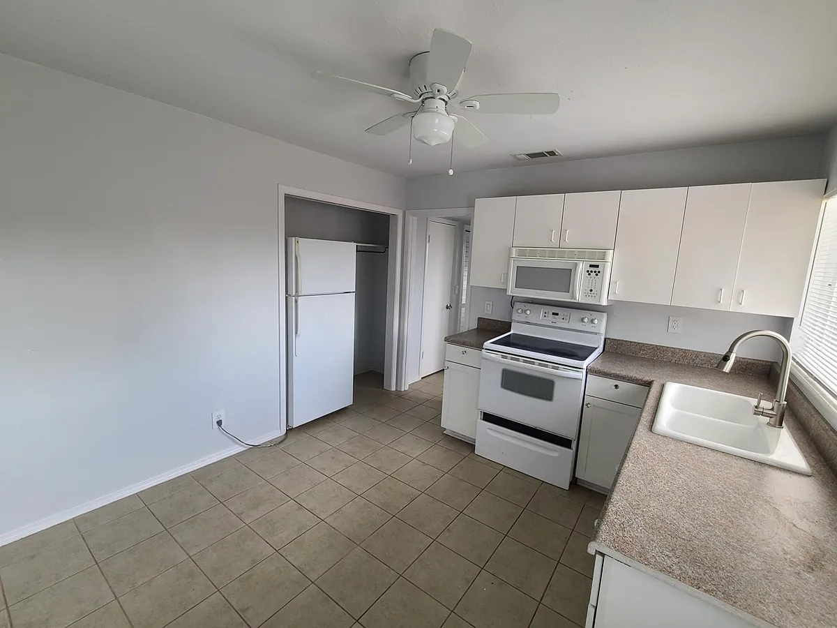 Building Photo - 203 Santurce Ave #B