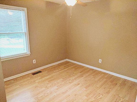 Large Bright 2nd Bedroom