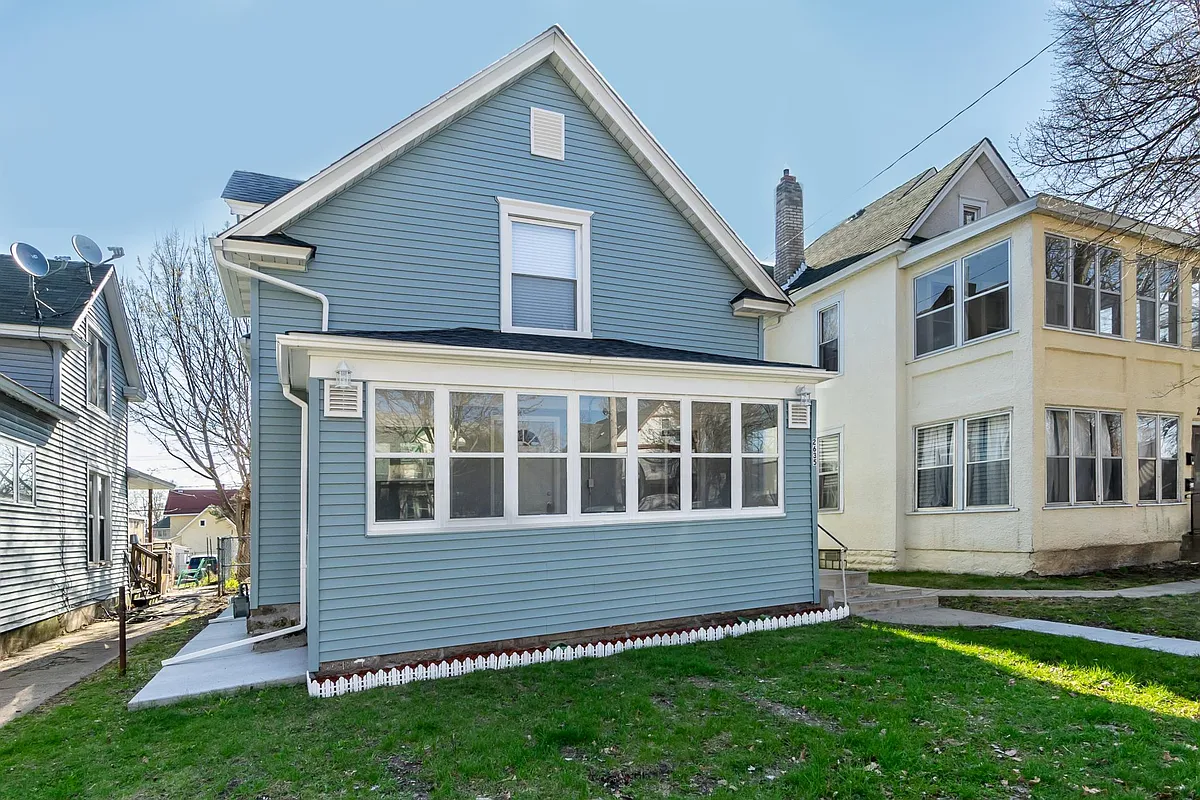 Building Photo - 2635 17th Ave S