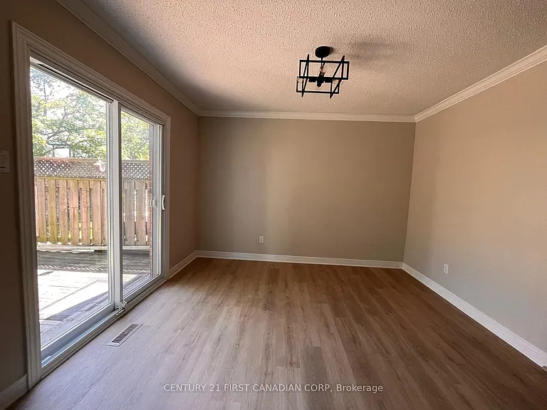 189 Homestead Cres #8 — Photo 3
