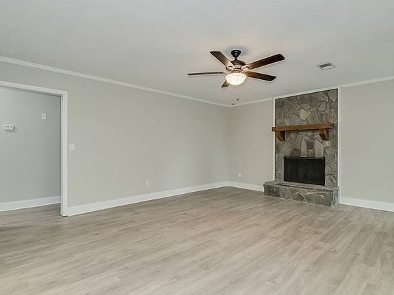 3rd image of 326 Saddletree Ln