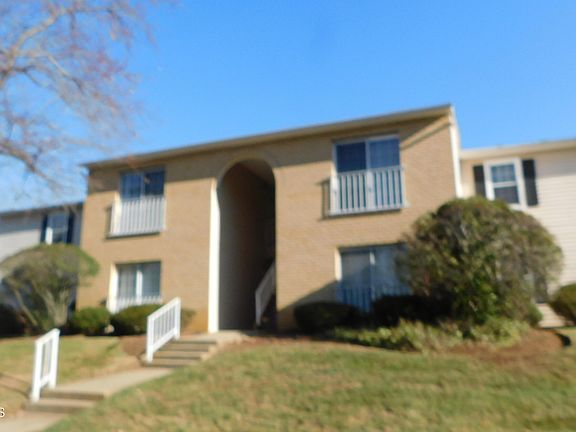 2nd image of 704 Zlotkin Cir APT 5