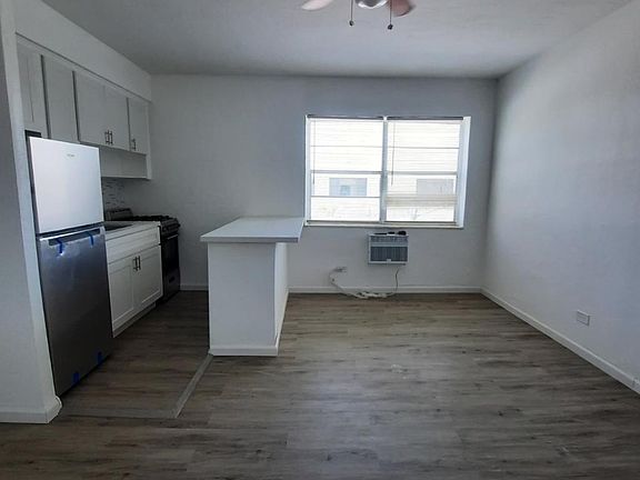 LG GREAT ROOM WITH RENOVATED KITCHEN AND WOOD PLANK FLOORING - RENOVATED - GRANITE COUNTERTOPS - NEW APPLIANCES