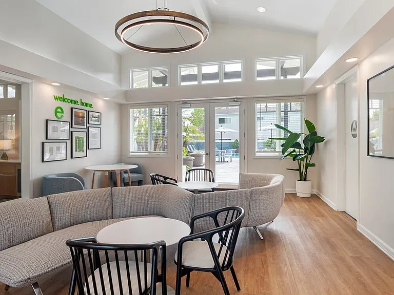 Leasing lounge