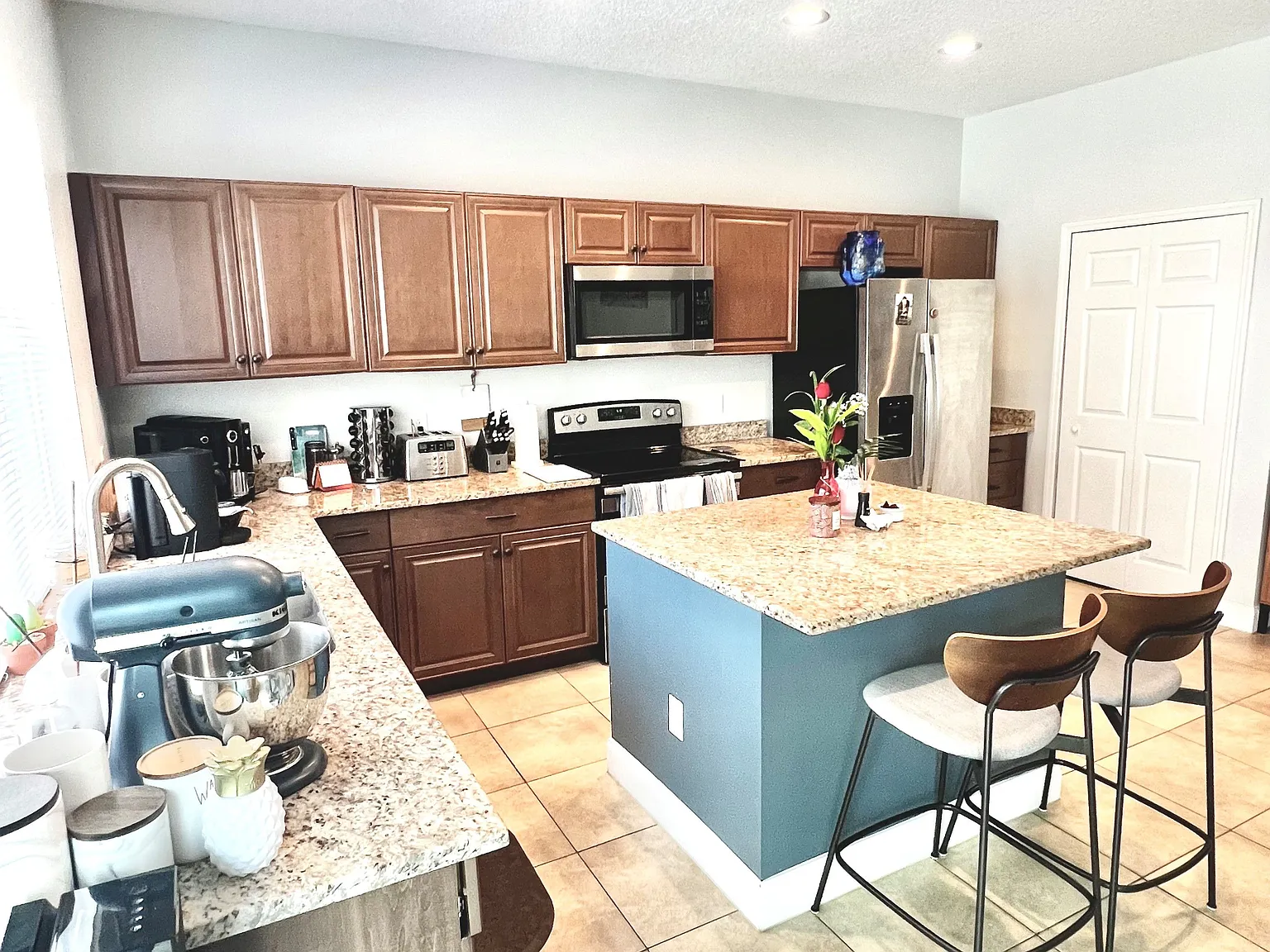 3 bed, 2.0 bath, 1800 sqft, $3,200 — Photo 4