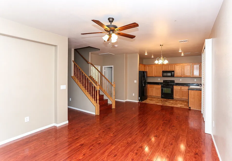4 bed, 3.0 bath, 2206 sqft, $2,435 — Photo 3
