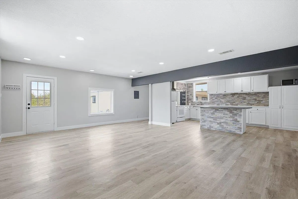 2 bed, 2501 sqft, $1,300 — Photo 1