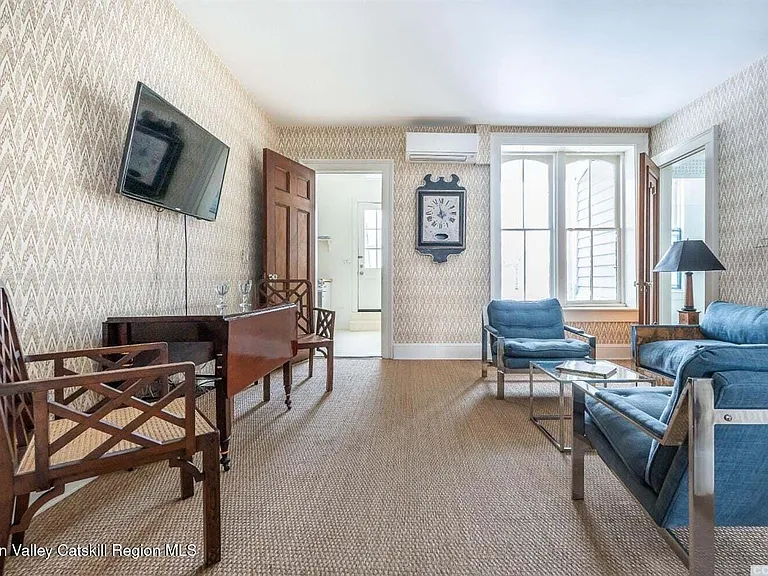 613 Warren St #1 — Photo 4