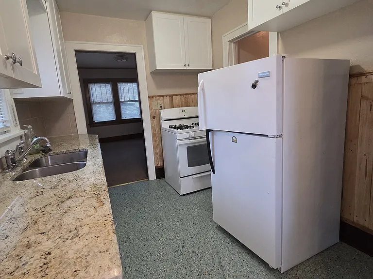 2400 S Henry St — Photo 12