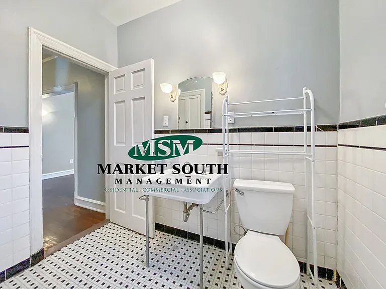 56 E 219 — Photo 18