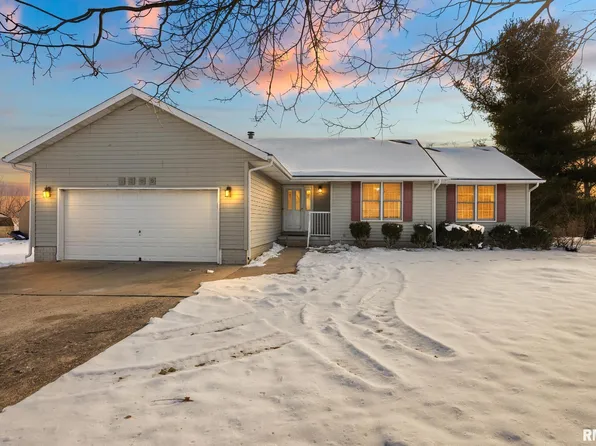 2300 Mayflower Dr, Pekin, IL 61554