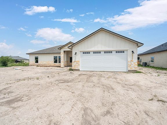 4th image of 204 Persimon Dr