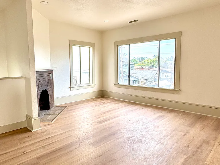 1068 Aileen St #B — Photo 2