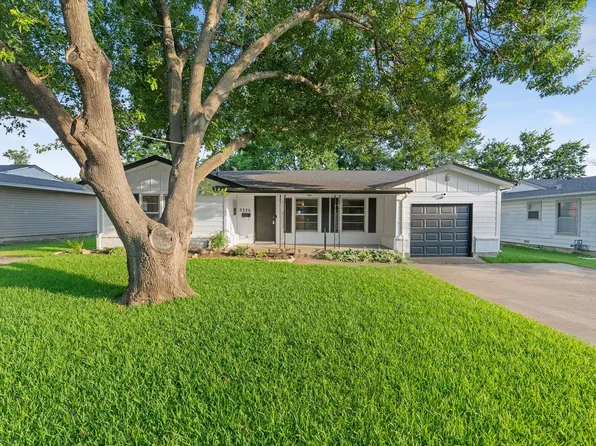 5320 Palmer Dr, Haltom City, TX 76117