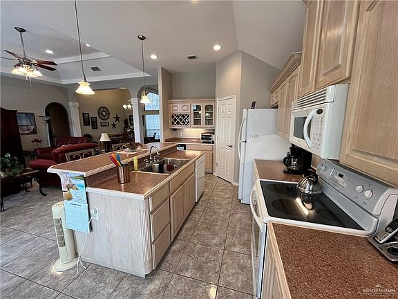 3rd image of 838 Lucy Dr