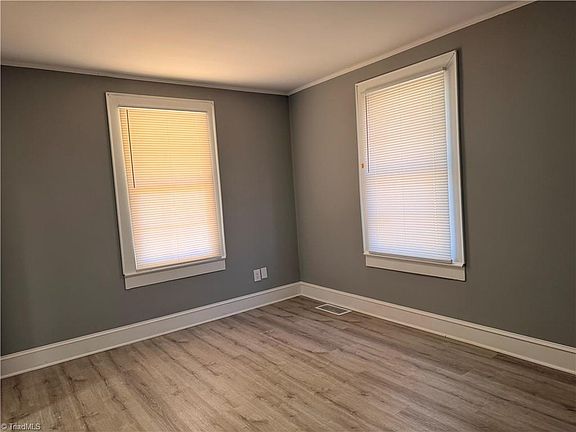 5th image of 2421 Daisy St