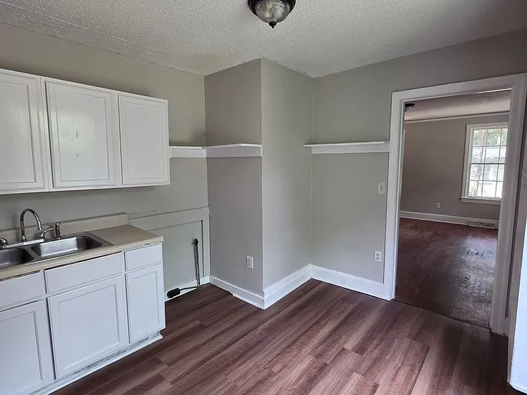 1407 Jerome Dr — Photo 4