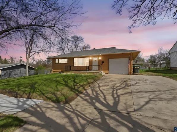 2304 S Braemar Dr, Sioux Falls, SD 57105