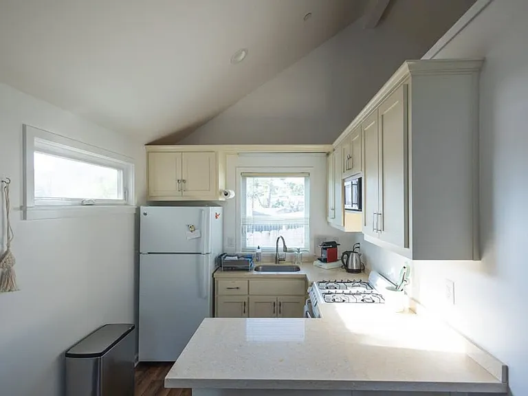1278 & 1280 Phillips Ln — Photo 4