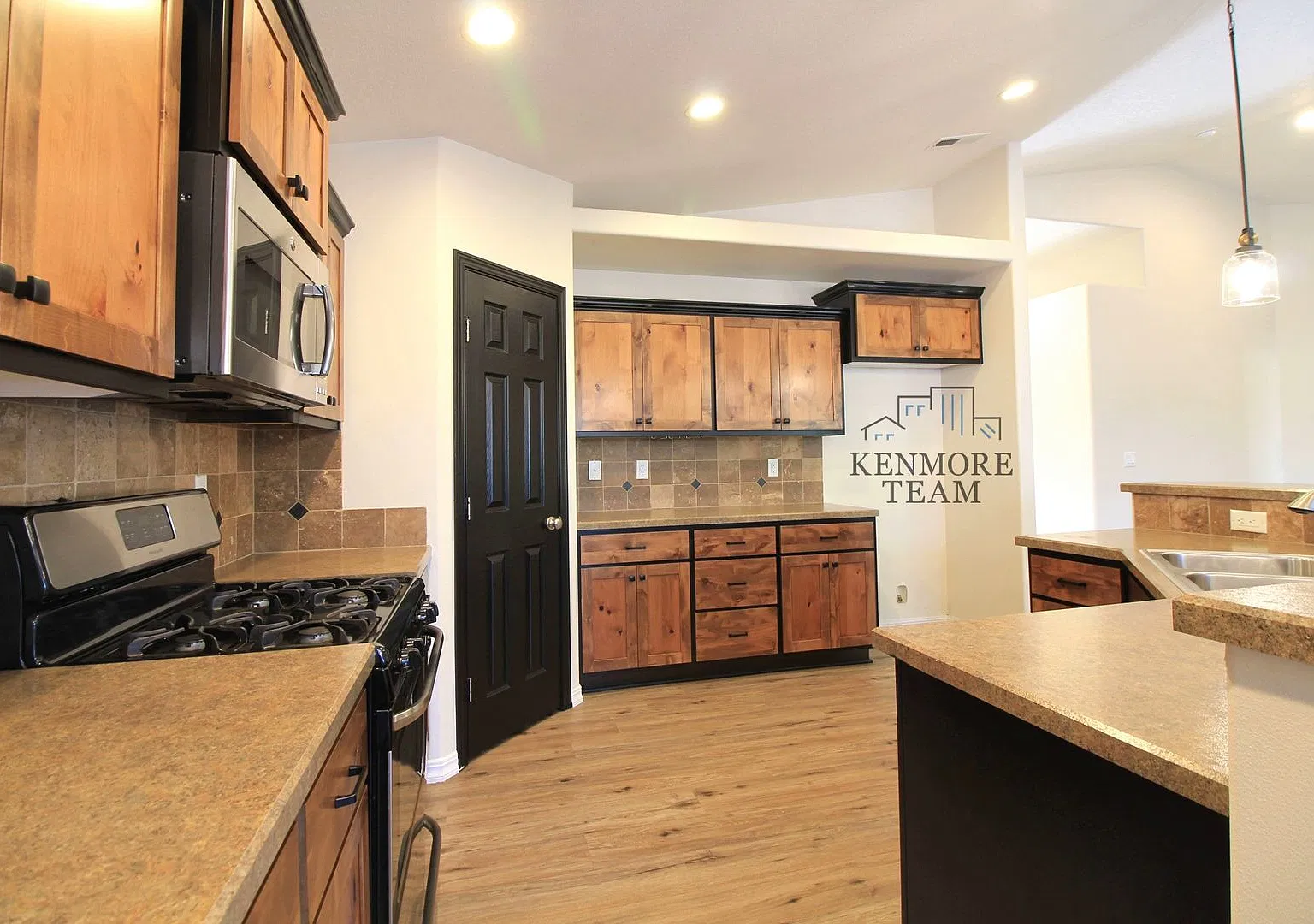 3 Bedroom, 2 Bath Home in South Richland — Photo 3
