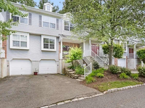 15 Spruce Ter, Mount Arlington Boro, NJ 07856