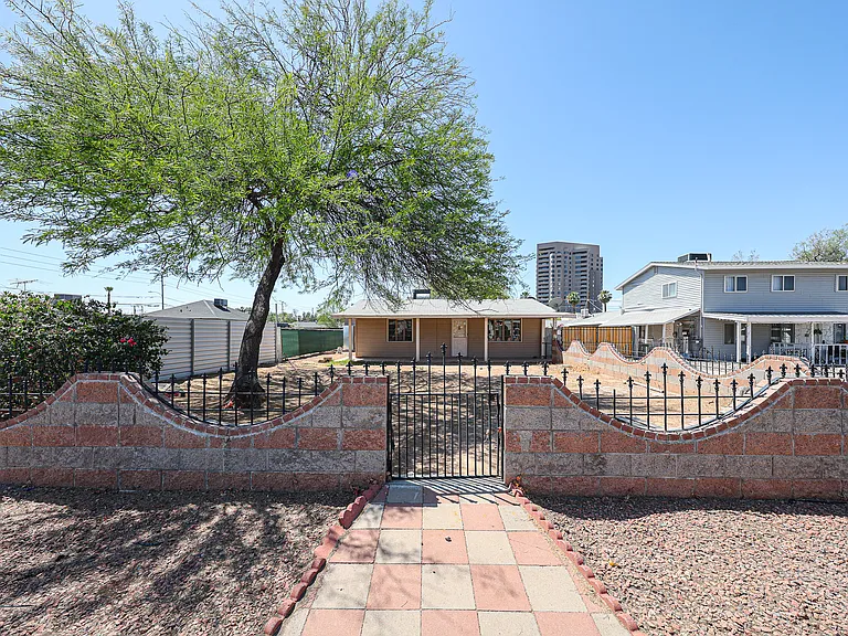 1053 E Weldon Ave — Photo 49