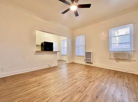 1172 N New Hampshire Ave