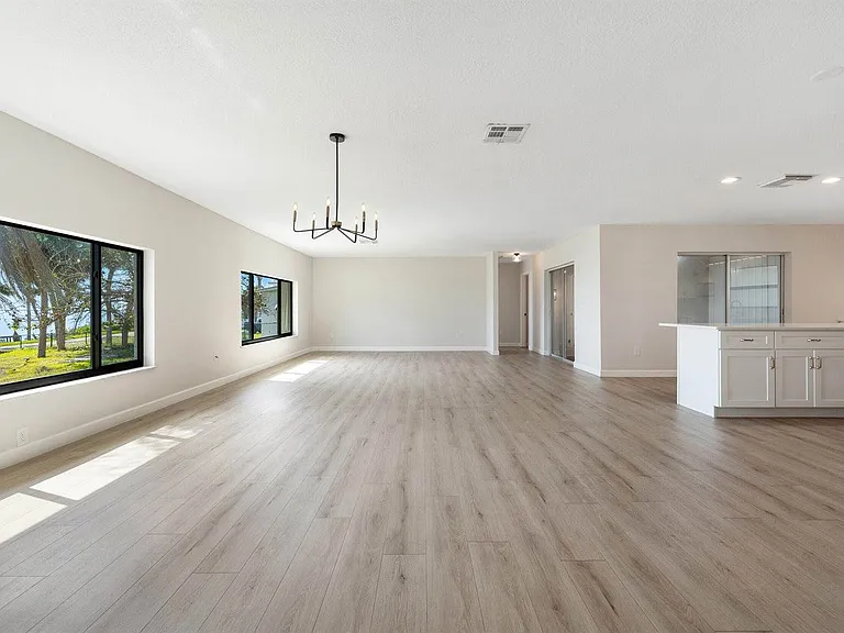4003 S Indian River Dr — Photo 6