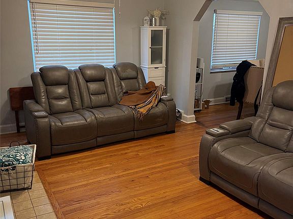 5th image of 18668 Robson St