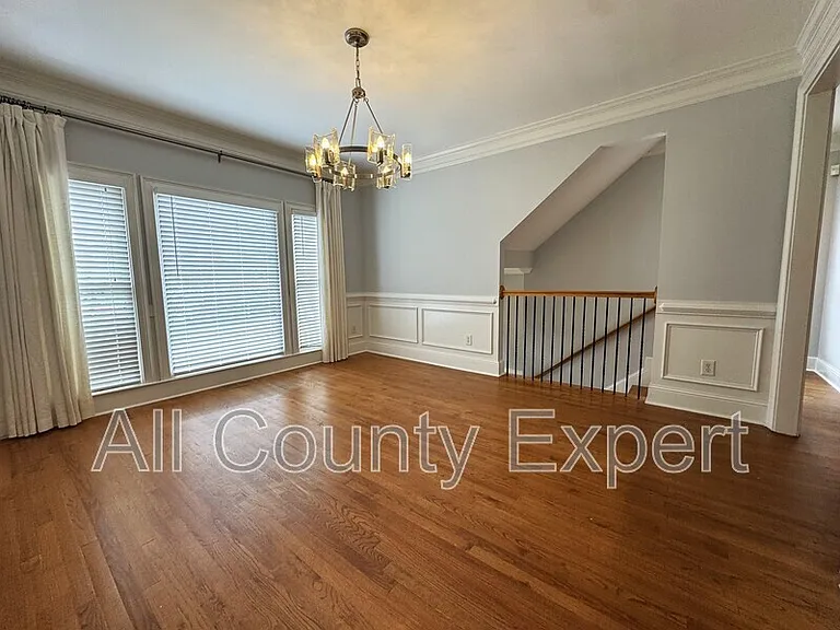 871 Lenox Ct NE — Photo 3