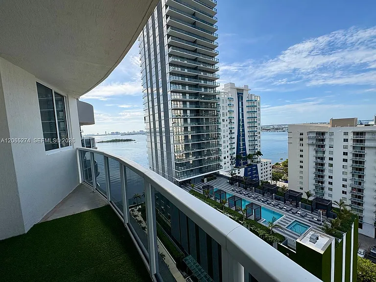 601 NE 23rd St #Penthouse 04 — Photo 2