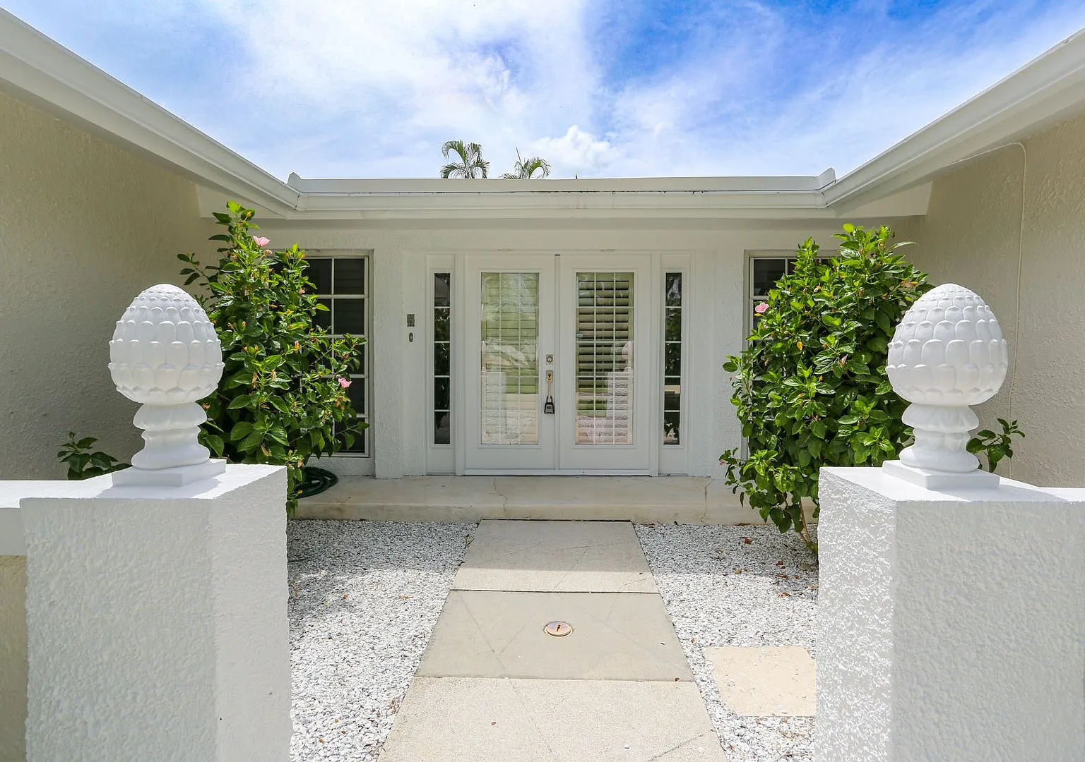 ** Luxury Park Shore Stunning Fully Remodeled Modern Unfurnished 3/2 Private Large Patio Home Wit... — Photo 3
