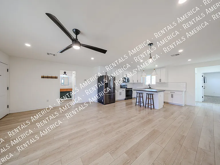 1909 E Indianola Ave — Photo 10