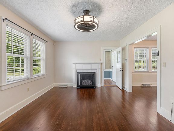 4th image of 19 Amber Dr