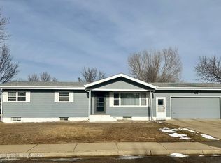 687 Custer St, Dickinson, ND 58601