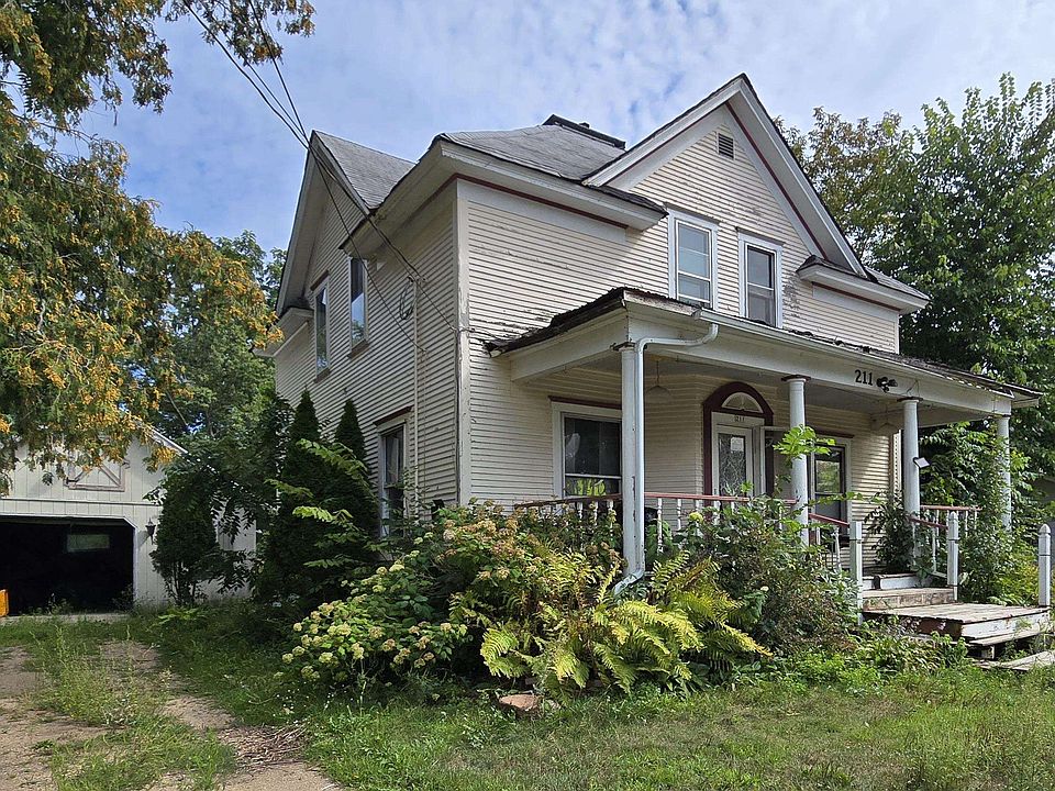 1st image of 211 S Waupaca St