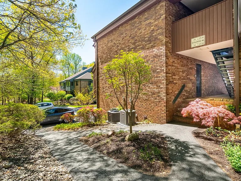 138 Indian Hollow Ct — Photo 39