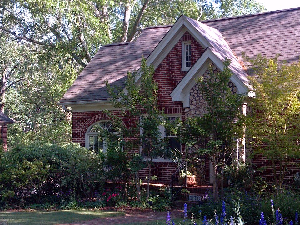 390 Hampton Ct