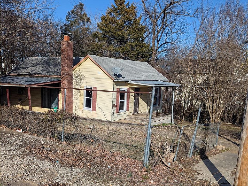 2nd image of 825 Cedar St