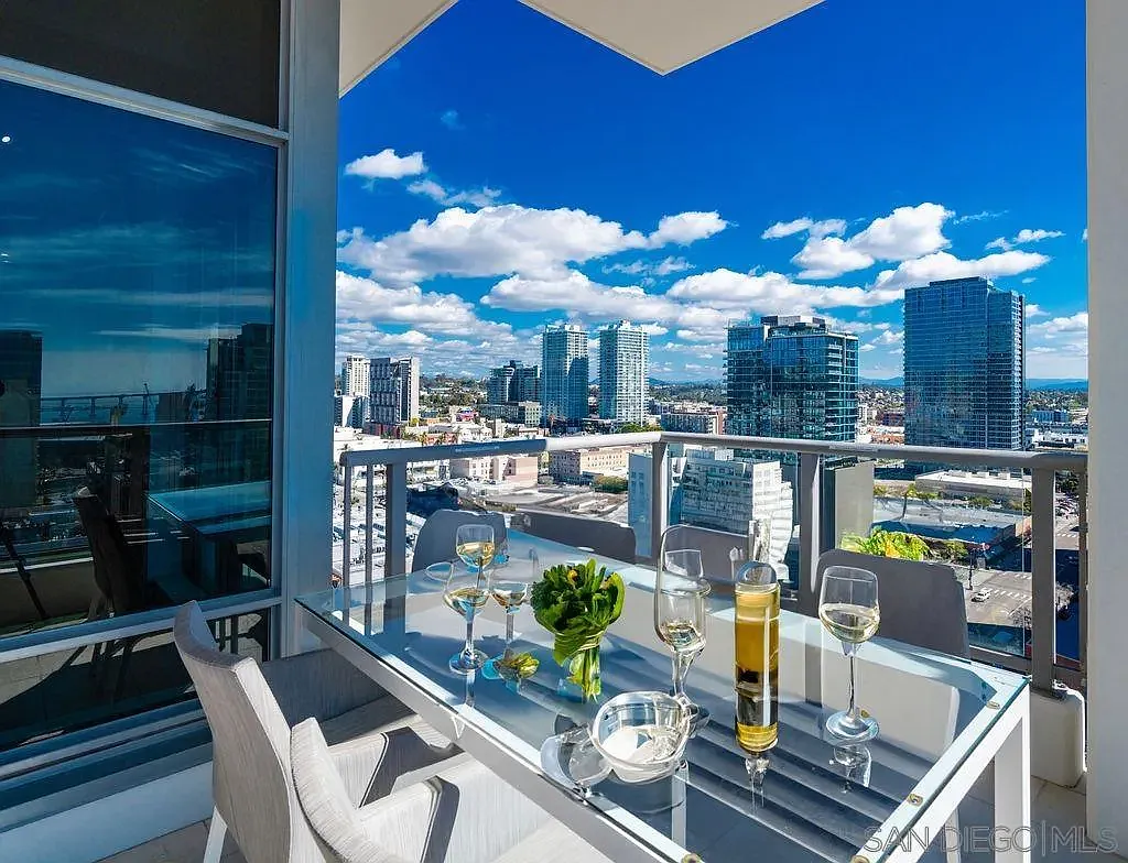 2 bed, 2.0 bath, 1195 sqft, $7,900 — Photo 2