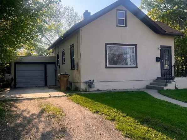 705 1st St NW, Minot, ND 58703