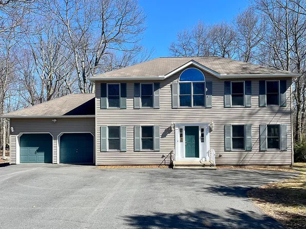 129 Hillcrest Dr, Lords Valley, PA 18428